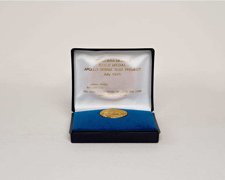 1 Ounce Gold Medal 1975, "Apollo-Soyuz Test Project Commemoration" Num. 00990/10000, by I. Postol, Unlisted in Krause par  USSR