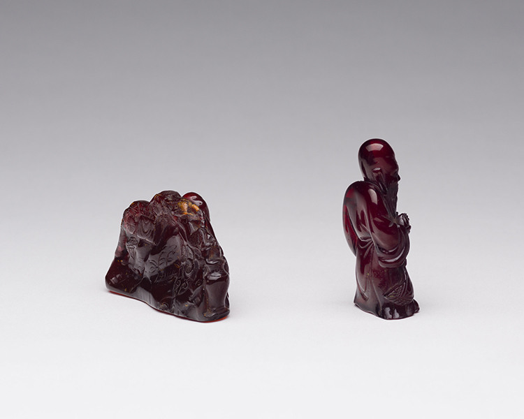 Two Chinese Amber Carvings of Immortals, 19th Century par  Chinese Art
