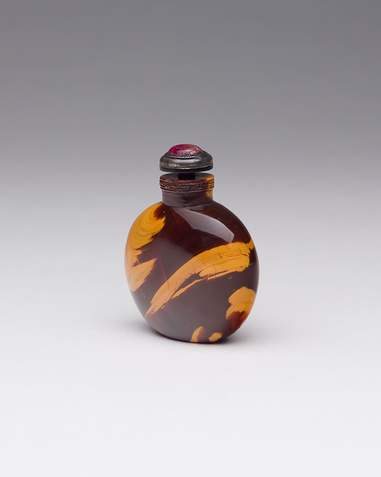 A Chinese Amber Carved Snuff Bottle, 19th Century par  Chinese Art