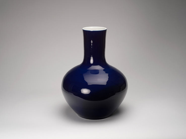 A Chinese Sacrificial Blue Porcelain Vase, Tianqiuping, Late Qing Dynasty par  Chinese Art