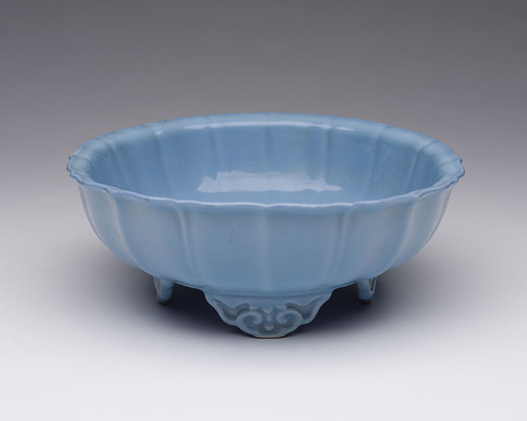 A Chinese Lavender Blue Glazed Footed Narcissus Planter, Yonghzheng Mark, 19th Century par  Chinese Art