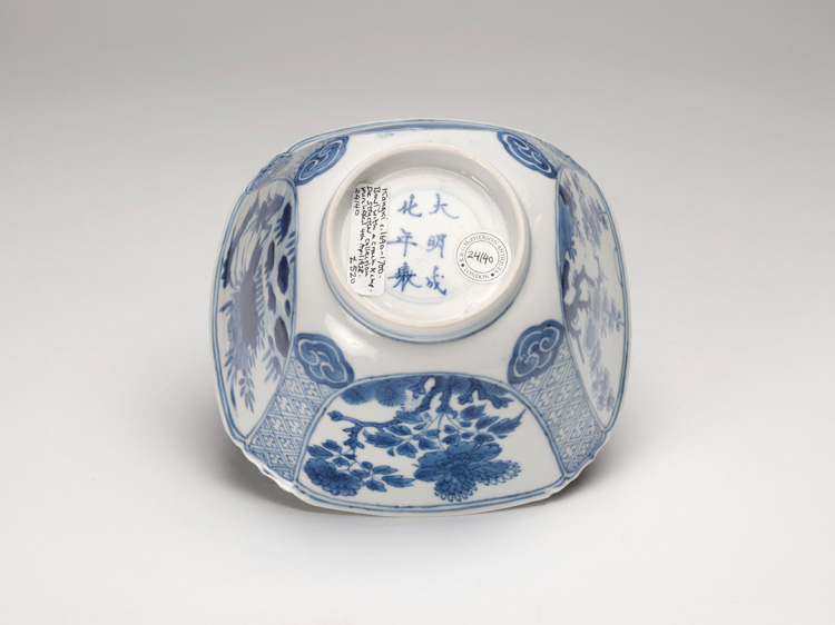 A Chinese Export Blue and White Medallion Bowl, Kangxi Period (1662-1722) par  Chinese Art