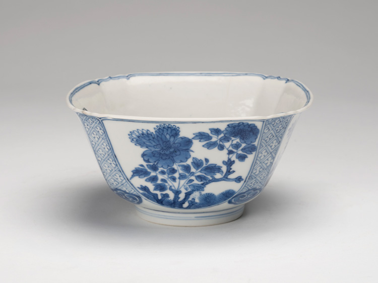 A Chinese Export Blue and White Medallion Bowl, Kangxi Period (1662-1722) par  Chinese Art