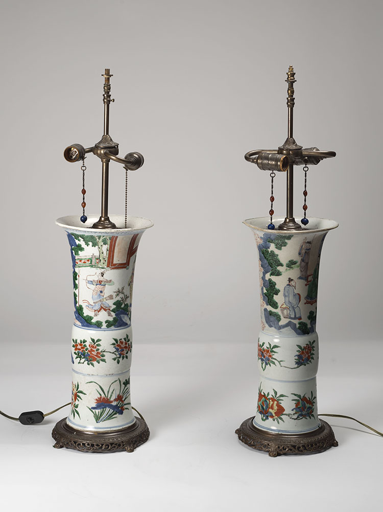 A Pair of Chinese Wucai Beaker Vases, Shunzi Period (1644-1661) par Chinese Artist