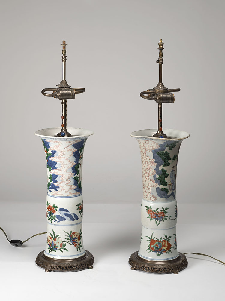 A Pair of Chinese Wucai Beaker Vases, Shunzi Period (1644-1661) par Chinese Artist