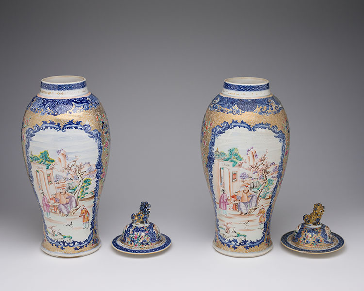 A Pair of Large Chinese Export Mandarin Rose 'Figural' Vases and Covers, Qianlong Period (1736-1795) par  Chinese Art