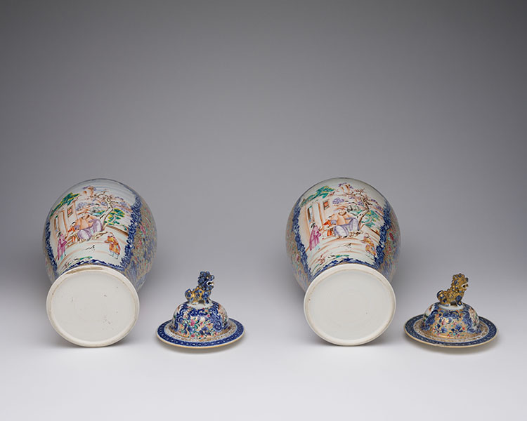 A Pair of Large Chinese Export Mandarin Rose 'Figural' Vases and Covers, Qianlong Period (1736-1795) par  Chinese Art