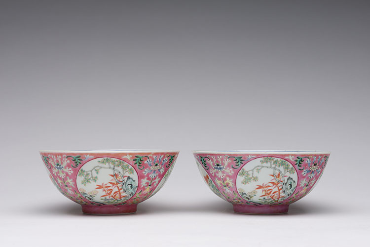 A Pair of Chinese Famille Rose Pink Ground Medallion Bowls, Daoguang Period, Republican Period par  Chinese Art