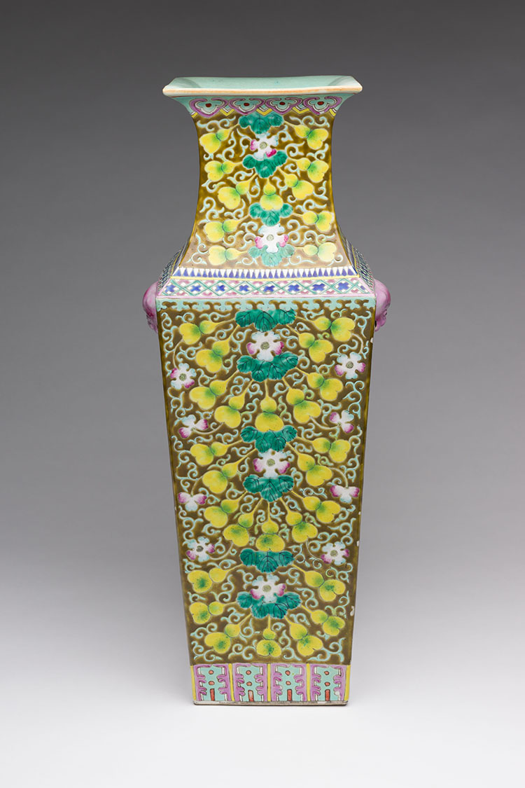 A Chinese Famille Rose Faceted Vase, Republican Period, Early 20th Century par  Chinese Art