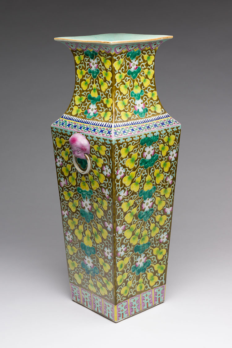 A Chinese Famille Rose Faceted Vase, Republican Period, Early 20th Century par  Chinese Art