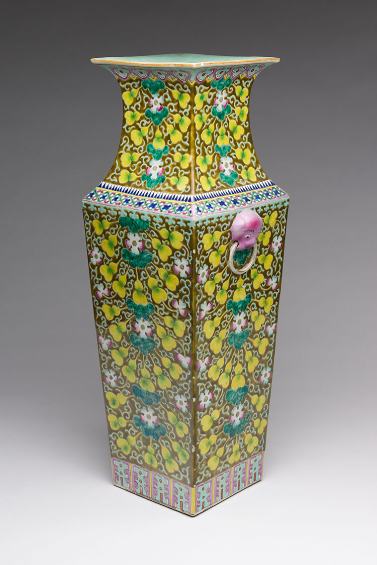 A Chinese Famille Rose Faceted Vase, Republican Period, Early 20th Century par  Chinese Art