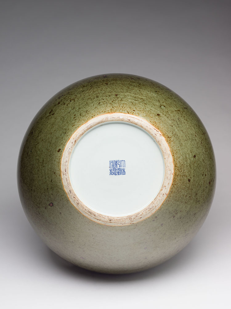 An Unusual and Large Chinese Green Glazed Vase, Tianqiuping, Qianlong Mark, 19th Century par  Chinese Art