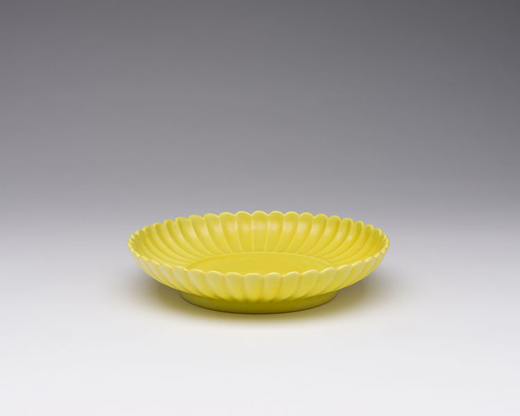 A Chinese Yellow Glazed ‘Chrysanthemum’ Dish, Guangxu Mark, 20th Century par  Chinese Art