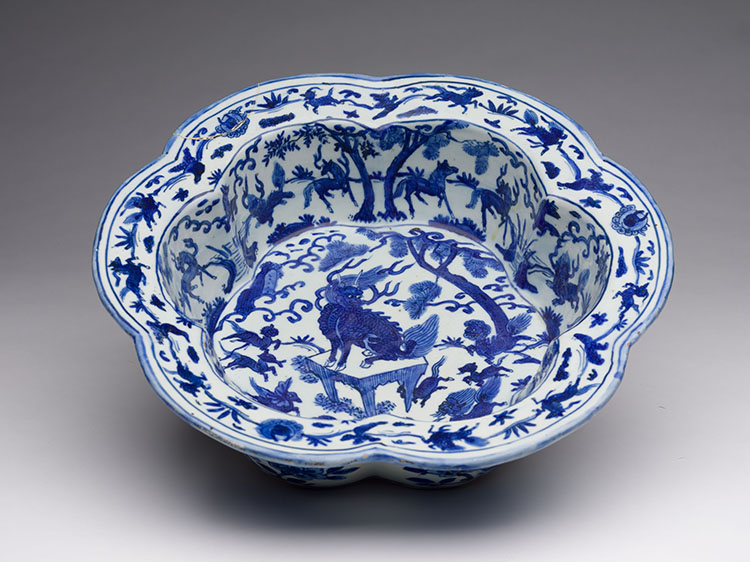 A Very Rare Chinese Blue and White ‘Mythical Beast’ Hexafoil Basin, Wanli Mark and Period (1572-1620) par  Chinese Art