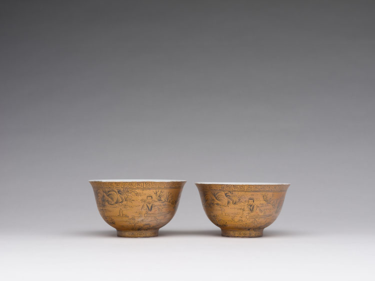 A Pair of Unusual Chinese Gilt Painted Scholars Bowls, Qianlong Mark, Republican Period par  Chinese Art