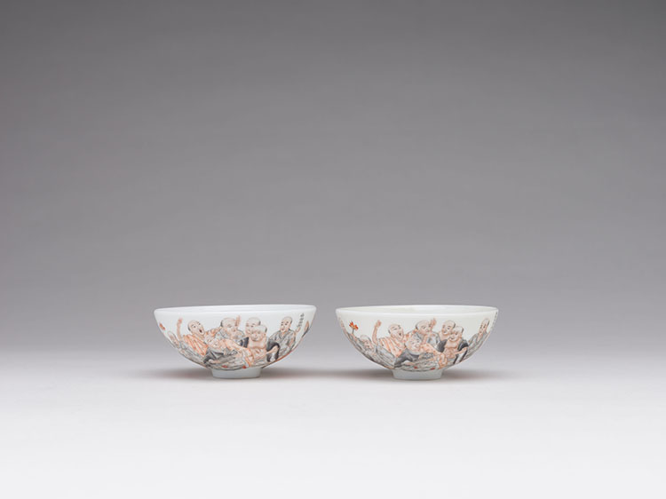 A Pair of Unusual Chinese Famille Rose ‘Lohans’ Bowls, Juren Tang Mark, Republican Period par  Chinese Art