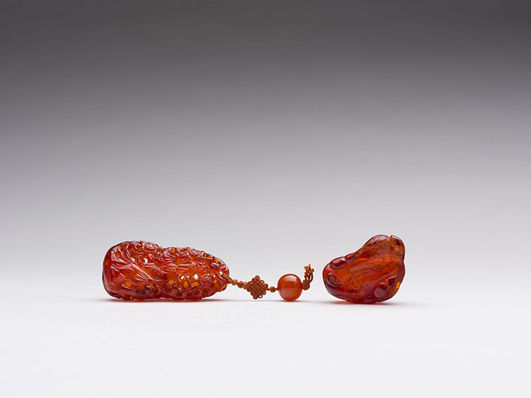 Chinese Amber Carved Snuff Bottle and Pendant, 18th/19th Century par  Chinese Art