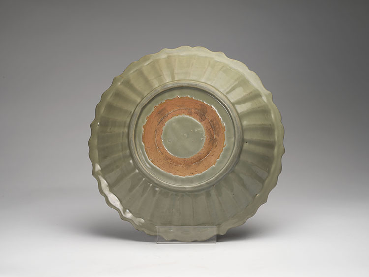 A Chinese Longquan Celadon Barbed-Rim Dish, Ming Dynasty, 15th/16th Century par  Chinese Art