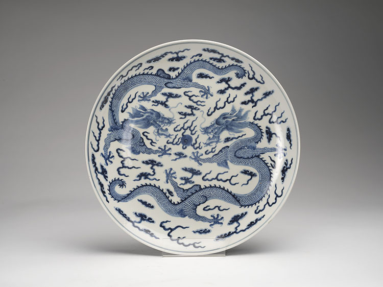 A Large Chinese Blue and White Dragon Dish, Guangxu Mark and Period (1875-1908) par  Chinese Art