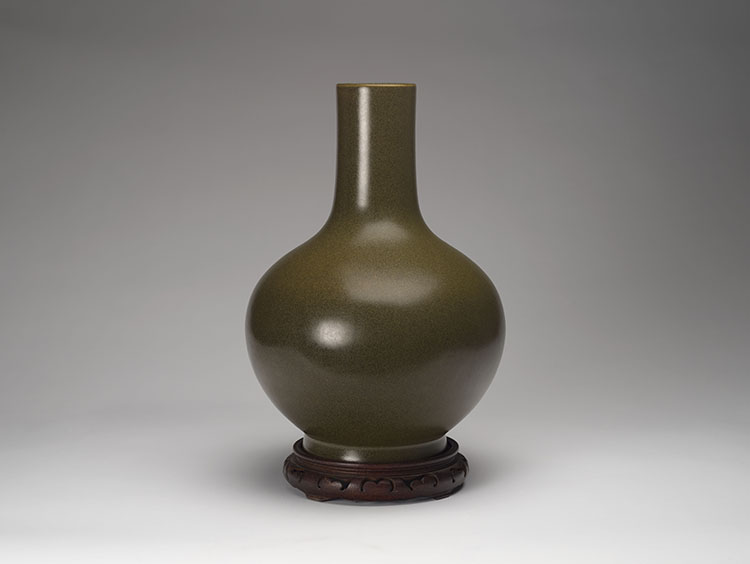 A Chinese Teadust Tianqiuping Vase, Guangxu Mark and Possibly of the Period (1875-1908) par  Chinese Art