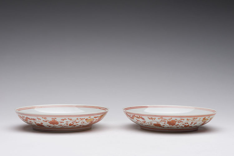 A Pair of Chinese Iron Red and Gilt 'Dragon and Phoenix' Dishes, Fu Shou Wu Jiang Mark, 19th Century par  Chinese Art