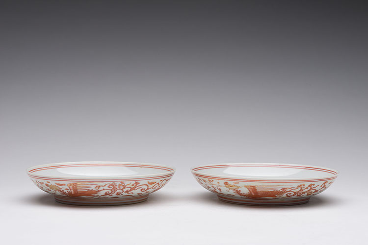 A Pair of Chinese Iron Red and Gilt 'Dragon and Phoenix' Dishes, Fu Shou Wu Jiang Mark, 19th Century par  Chinese Art