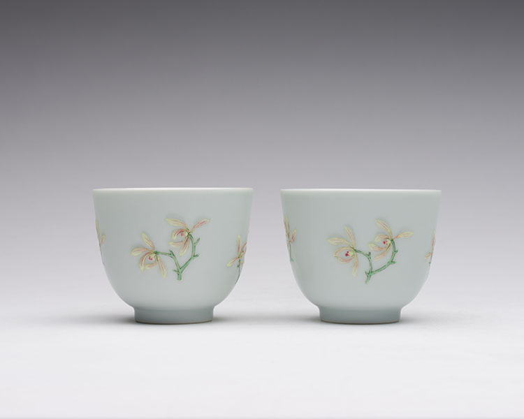 An Unusual Pair of Chinese Famille Rose Moulded 'Floral' Cups, Daoguang Mark and Period (1821-1850) par  Chinese Art