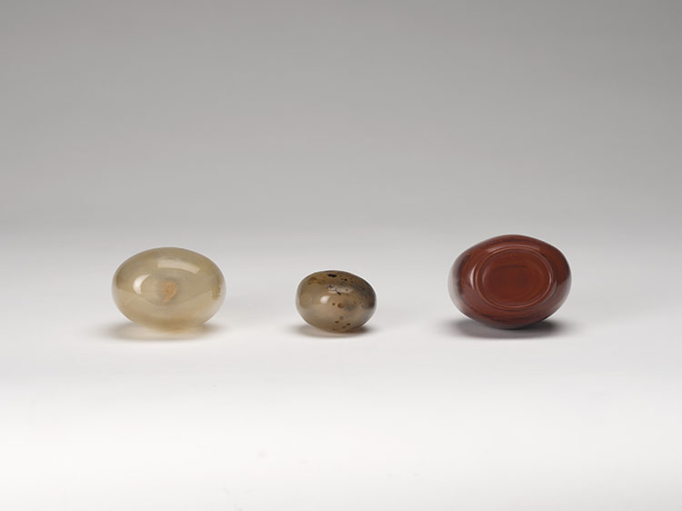 Three Chinese Agate and Realgar Glass Snuff Bottles, 19th Century par  Chinese Art