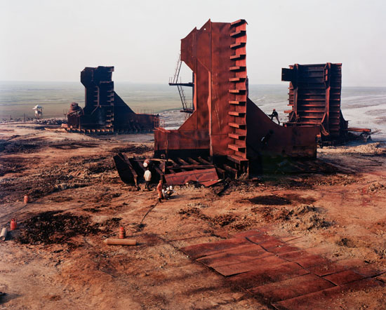 Shipbreaking #27 with Cutter, Chittagong, Bangladesh, 2001 par Edward Burtynsky