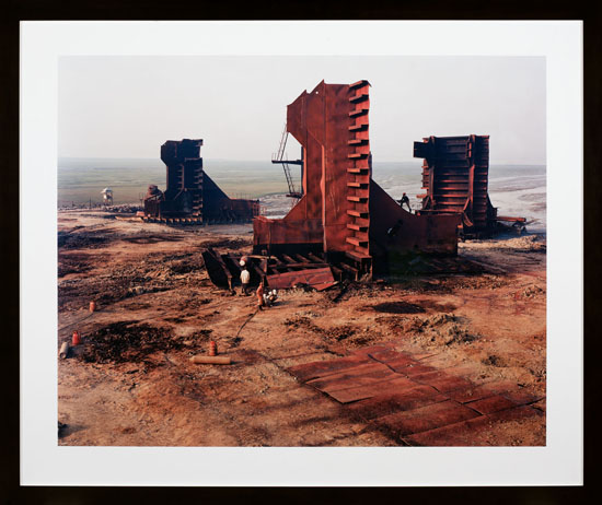 Shipbreaking #27 with Cutter, Chittagong, Bangladesh, 2001 par Edward Burtynsky