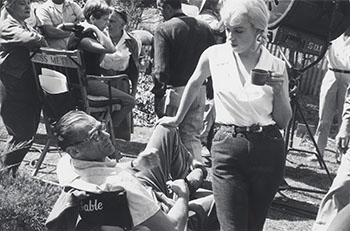 Arthur Miller and Marilyn Monroe on the set of The Misfits by Eve Arnold vendu pour $1,375