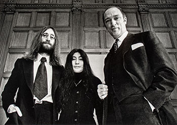 John Lennon and his wife Yoko Ono, in Canada as part of their crusade for peace, meet with Prime Minister Pierre Trudeau, December 23 1969 in Ottawa by Peter Bregg vendu pour $1,250