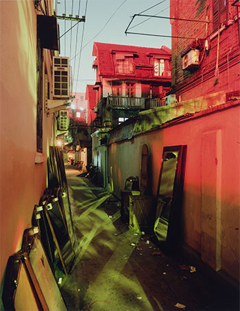 Alley With Mirrors, Nanchang Lu, 2002 par Greg Girard