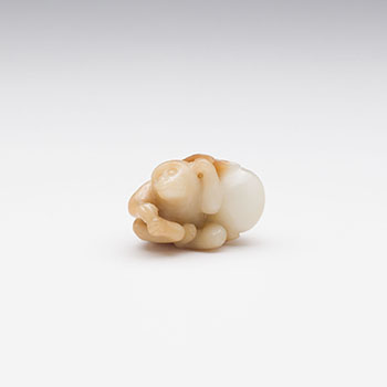 A Chinese Mottled White Jade Carved Monkey and Peach, 18th Century par  Chinese Art