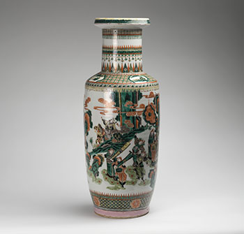 An Unusual and Large Chinese Famille Verte Figural Rouleau Vase, Late 19th Century par  Chinese Art