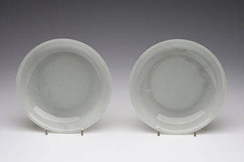 A Pair of Chinese White Jade Dishes, 18th/19th Century par Chinese Artist