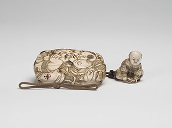 A Japanese Ivory Carved and Hardstone Inlay Inro and Netsuke, Meiji Period, circa 1900 par  Japanese Art