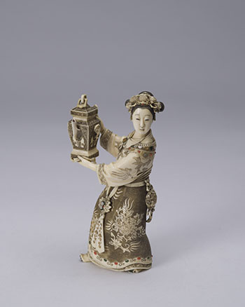 A Finely Carved Japanese Shibayama Ivory Okimono of a Priestess, Meiji Period, Late 19th Century par  Japanese Art