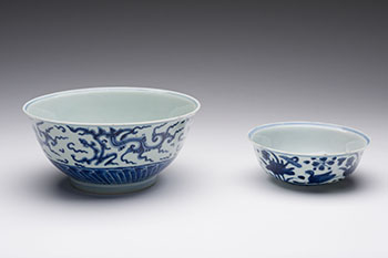 A Large Chinese Blue and White 'Dragon' Bowl, Kangxi Period (1664 - 1722) par  Chinese Art