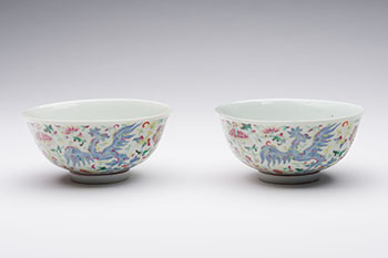 A Pair of Chinese Famille Rose 'Phoenix' Bowls, Qianlong Mark, Republican Period par  Chinese Art