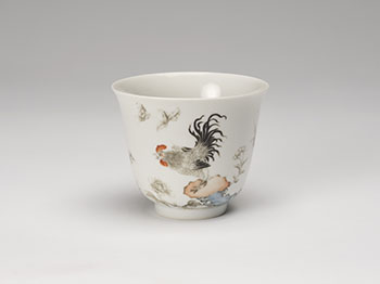 A Chinese Famille Rose 'Rooster' Cup, Chenghua Mark, Republican Period par  Chinese Art