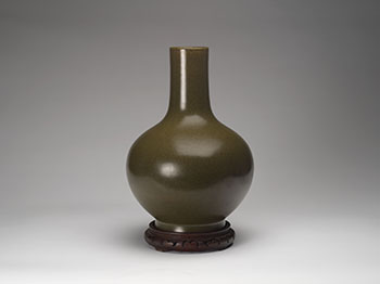 A Chinese Teadust Tianqiuping Vase, Guangxu Mark and Possibly of the Period (1875-1908) par  Chinese Art