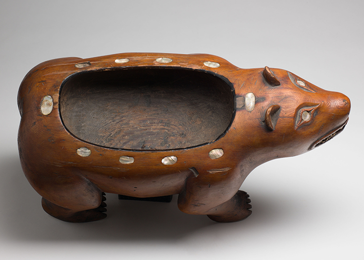 Northwest Coast Bear Potlatch Bowl par  Northwest Coast Artist, Unidentified