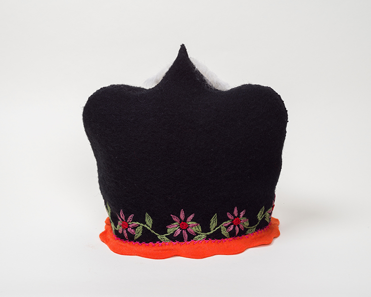 Untitled (Tea Cozy) par Lucy Nigiyok