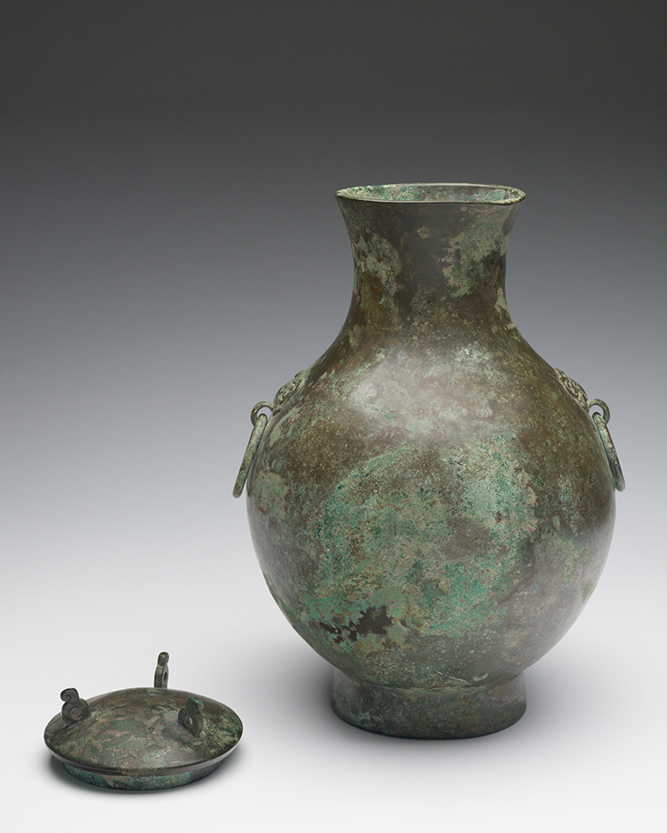 A Chinese Bronze Vase and Cover, Hu
Han Dynasty (206 BC – 220 AD) par  Chinese Art