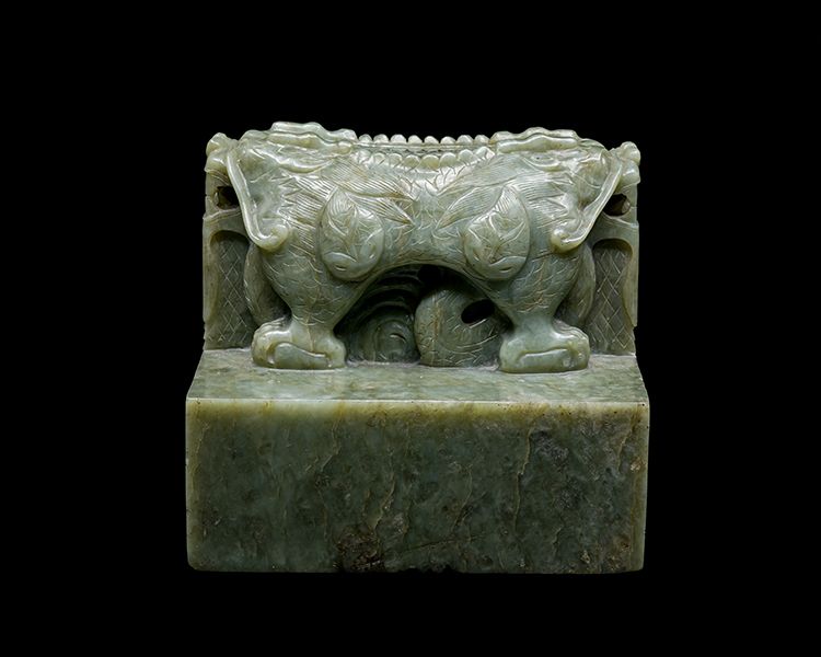 Large Chinese Khotan Green Jade Dragon Seal, 19th Century par  Chinese Art