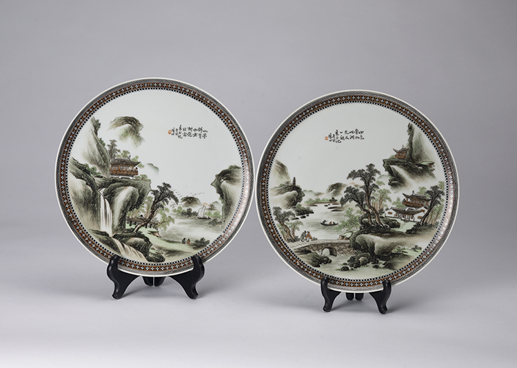 A Pair of Chinese Famille Rose 'Landscape' Dishes, Late Republican Period par  Chinese Art