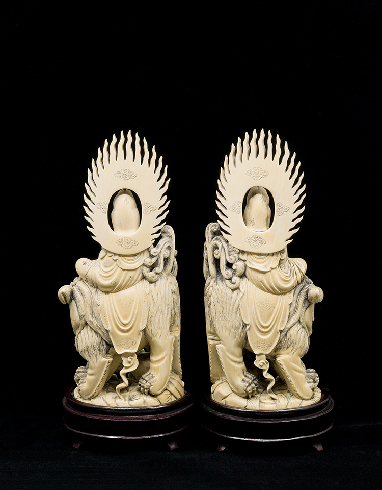 A Pair of Large Chinese Ivory Carved Figures of Guanyin par  Chinese Art