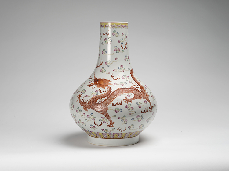 A Chinese Famille Rose 'Dragon and Phoenix' Vase, Guangxu Mark, Republican Period (1911-1949) par  Chinese Art