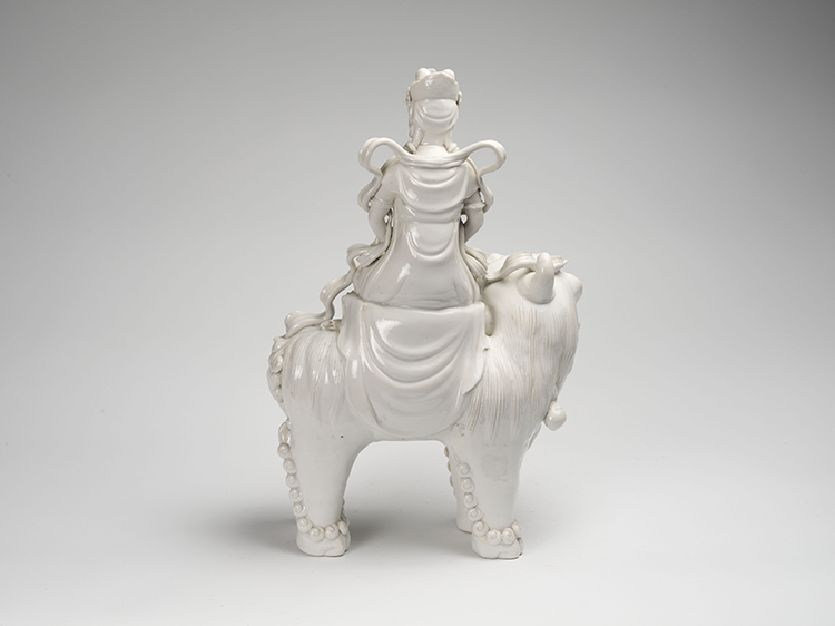A Chinese Dehua Blanc-de-Chine Figure of Guanyin, Late Qing Dynasty par  Chinese Art